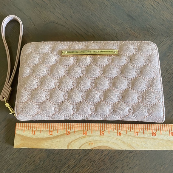 Betsey Johnson Quilted Heart zip around clutch Wallet Wristlet pale Pink - Picture 9 of 10